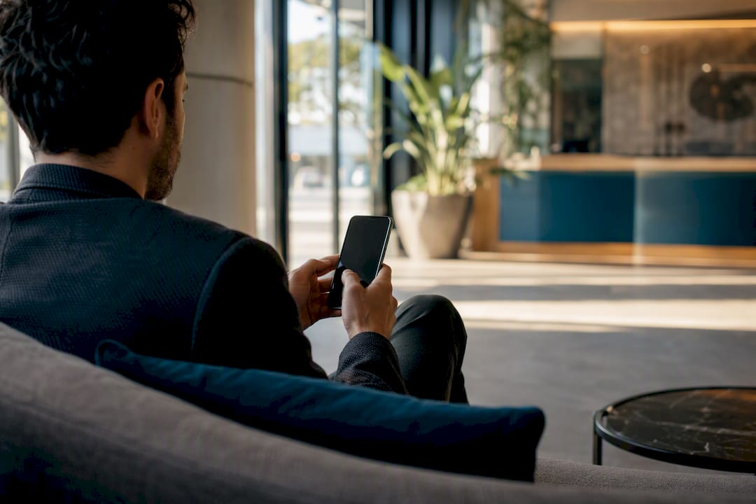 Hotel check-in online: come saltare la fila e arrivare in stanza subito